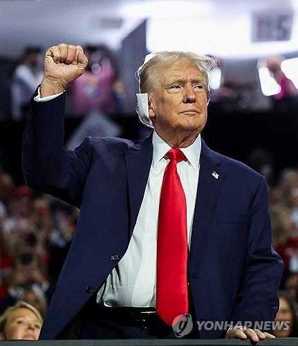 전당대회장에서 주먹 불끈 쥔 트럼프. [밀워키(미 위스콘신주) 로이터=연합뉴스]